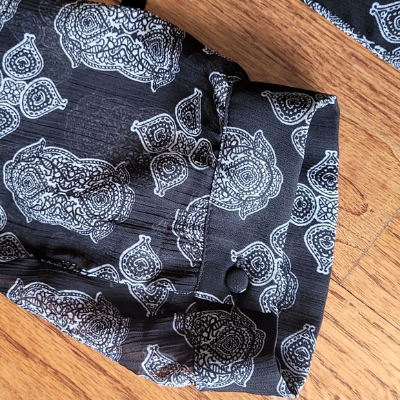 Rose and Olive Tiered Hemline Vee Neckline Graphic Print Dress - Size Medium - Picture 10 of 14